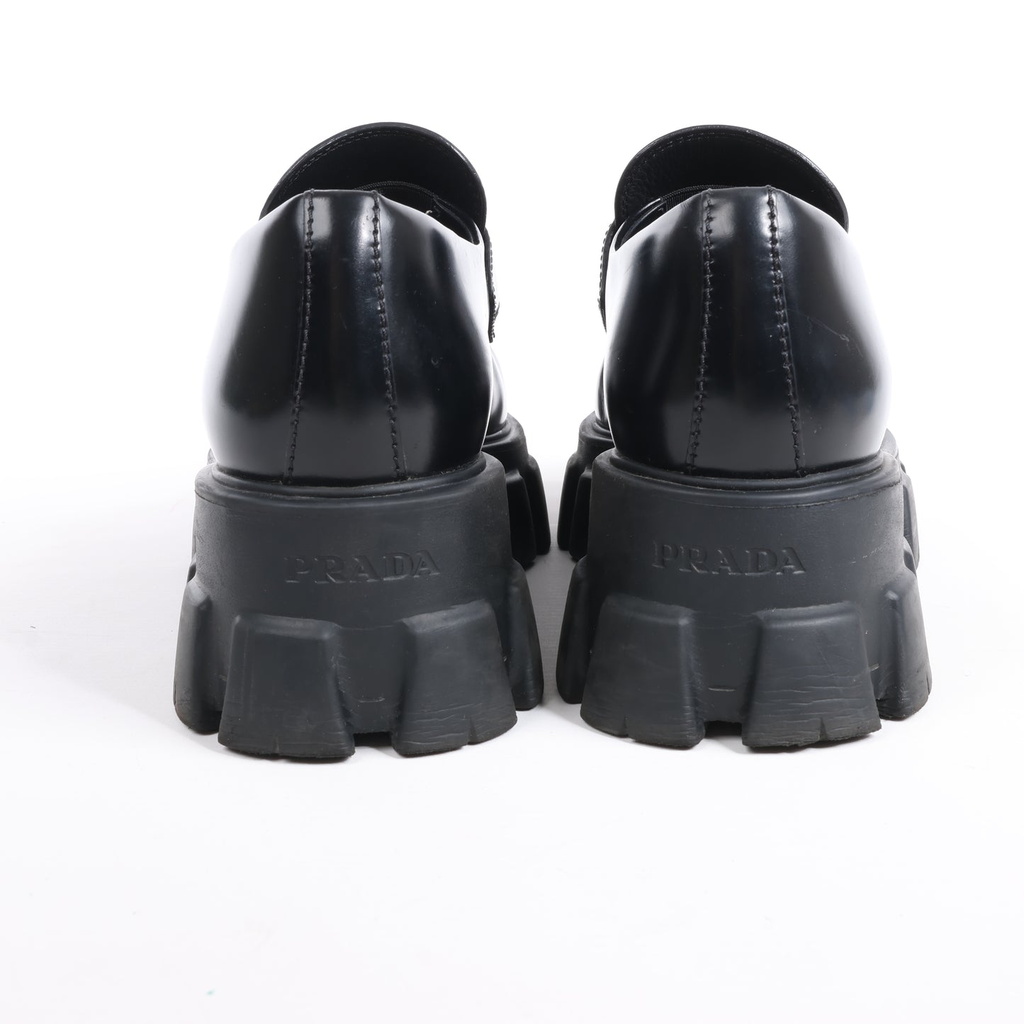 Mocassins pointus Prada Spazzolato Triangle Logo Monolith 55 mm en noir, pointure 38,5 EU