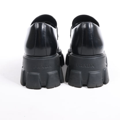 Mocassins pointus Prada Spazzolato Triangle Logo Monolith 55 mm en noir, pointure 38,5 EU