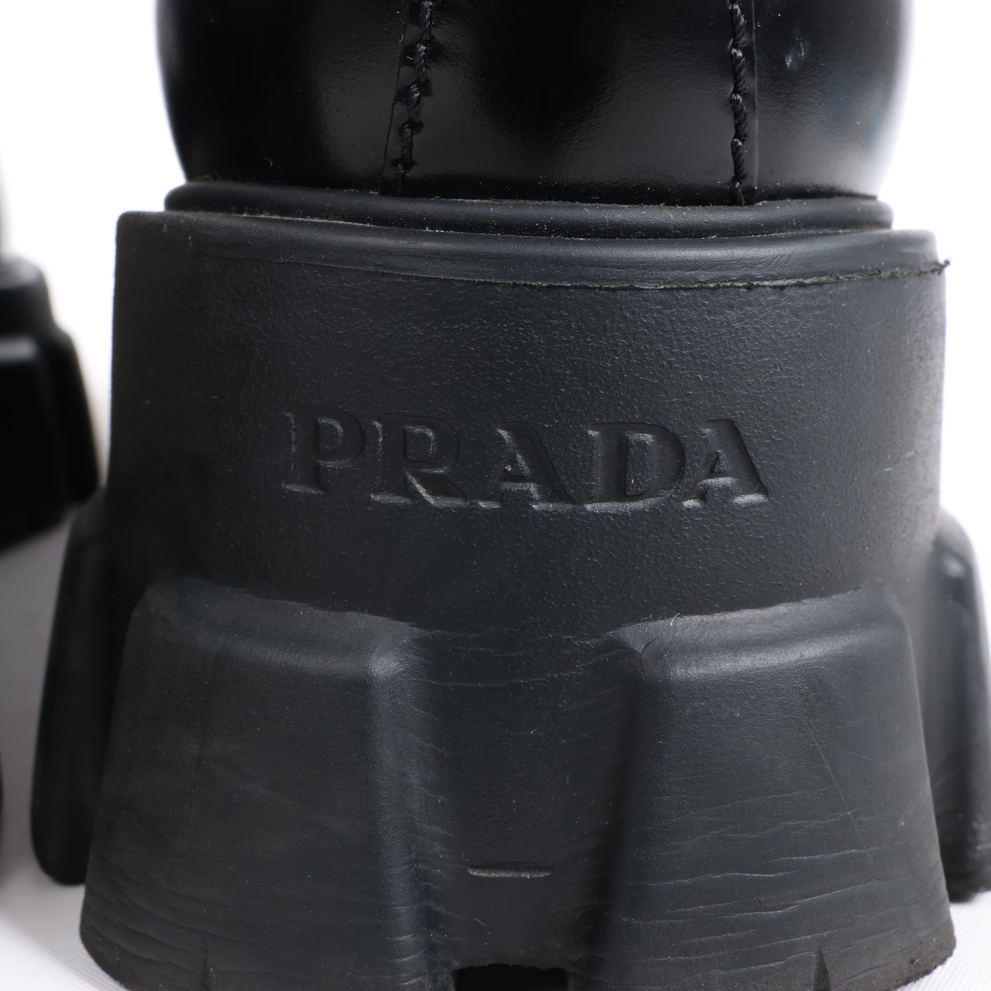 Mocassins pointus Prada Spazzolato Triangle Logo Monolith 55 mm en noir, pointure 38,5 EU