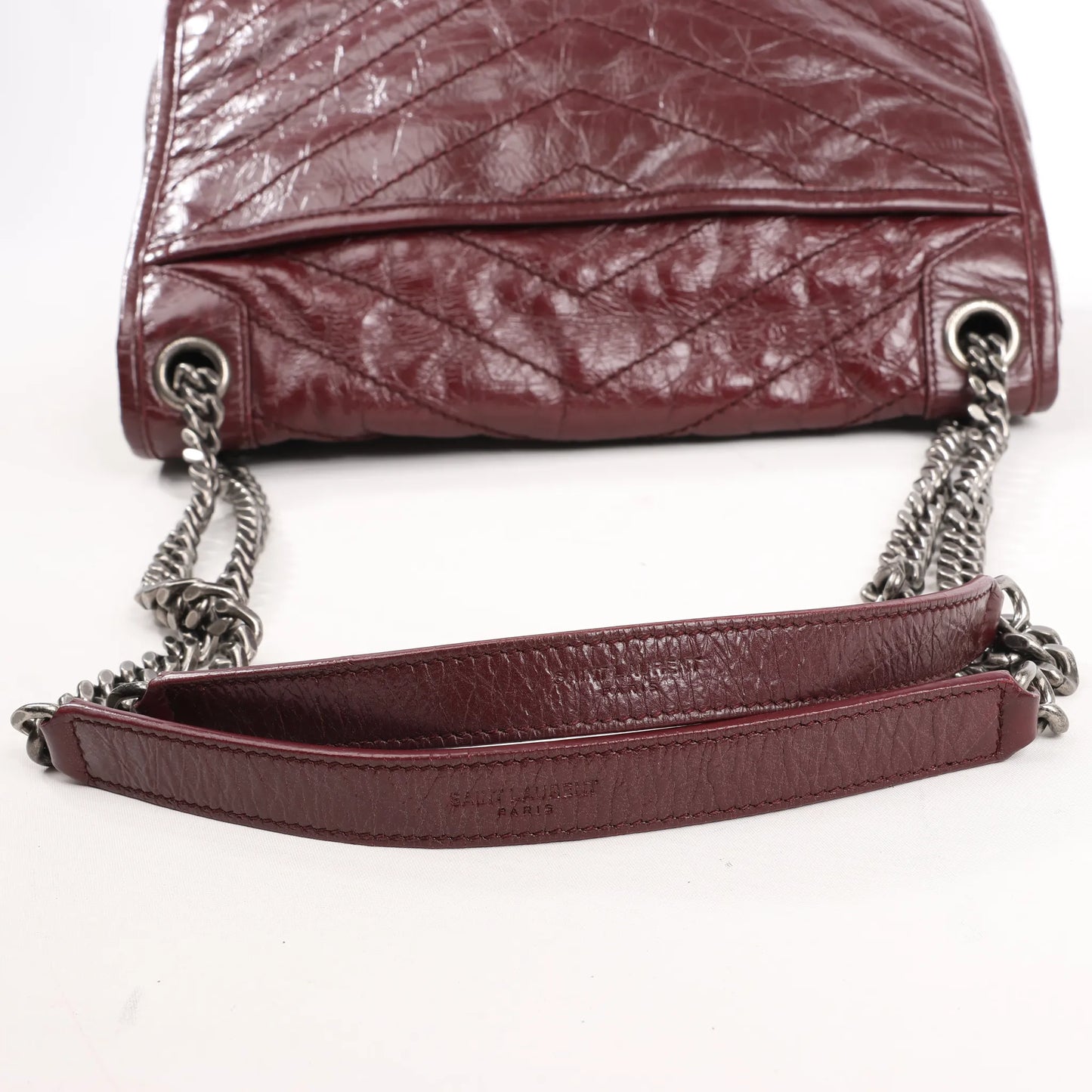 Sac à bandoulière Saint Laurent Paris Niki en cuir bordeaux avec chaîne 498894