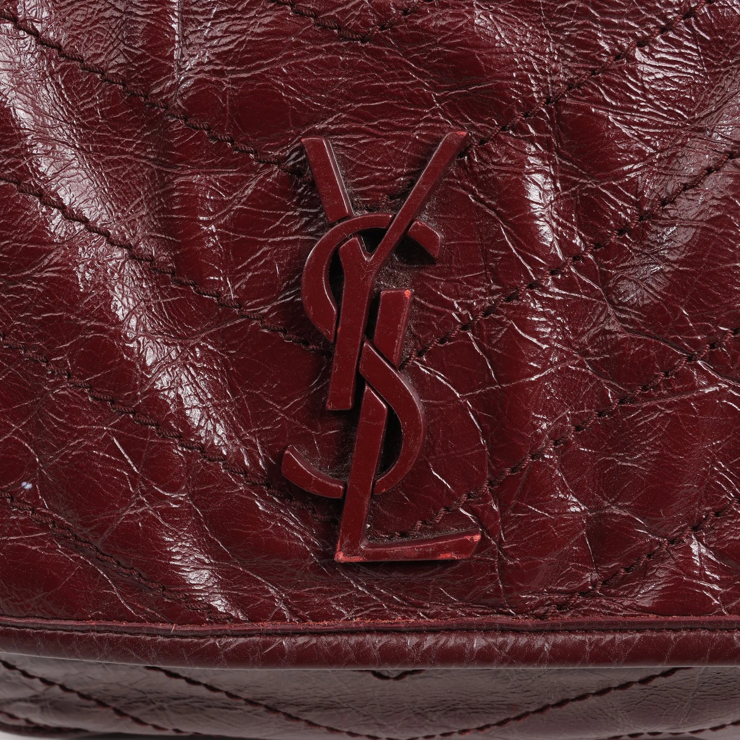 Sac à bandoulière Saint Laurent Paris Niki en cuir bordeaux avec chaîne 498894