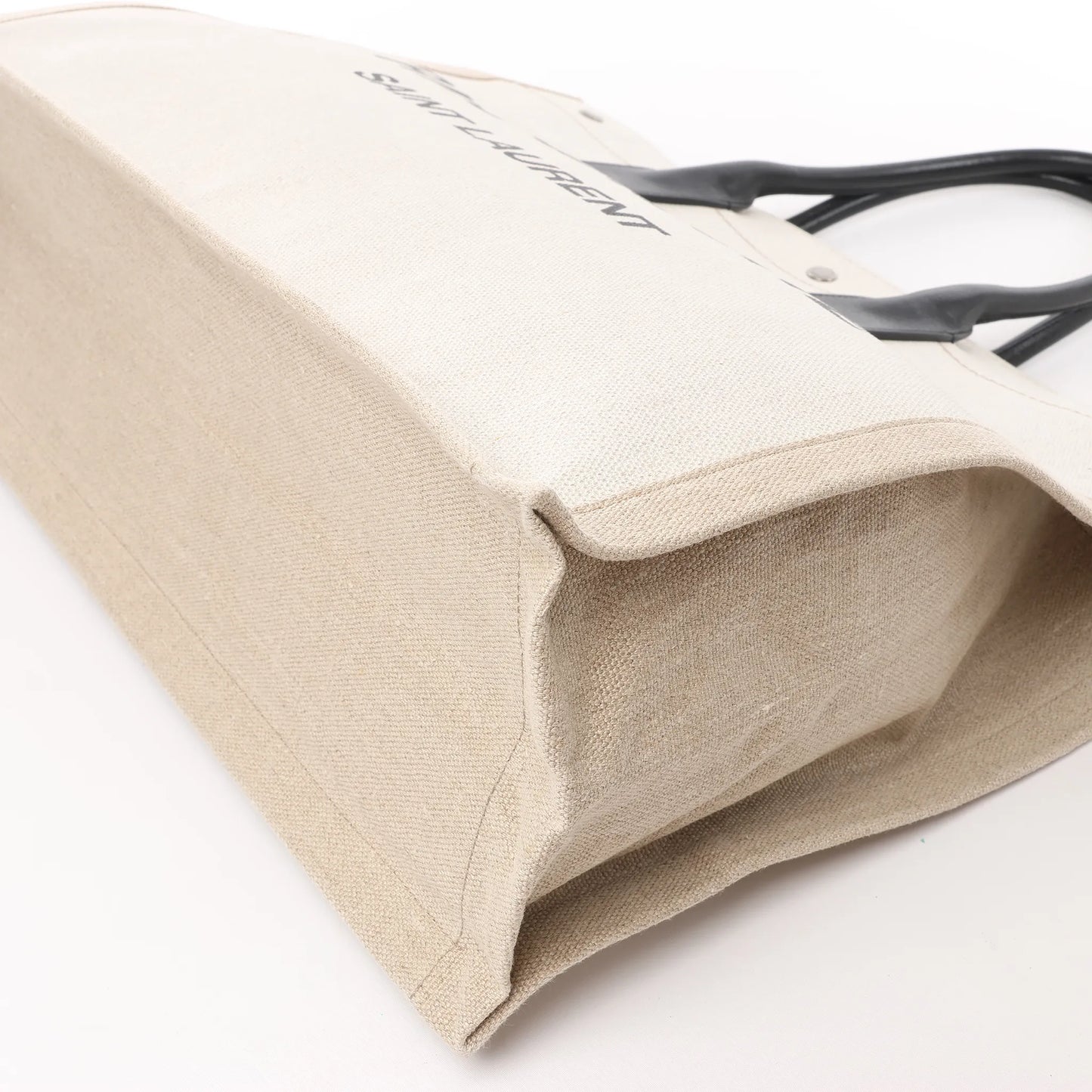 Saint Laurent Rive Gauche Große Tragetasche aus bedrucktem Canvas und Leder in Beige 499290