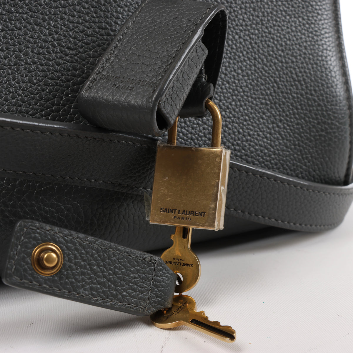 Bolso de mano de piel Sac de Jour de Saint Laurent Paris en color burdeos 347543