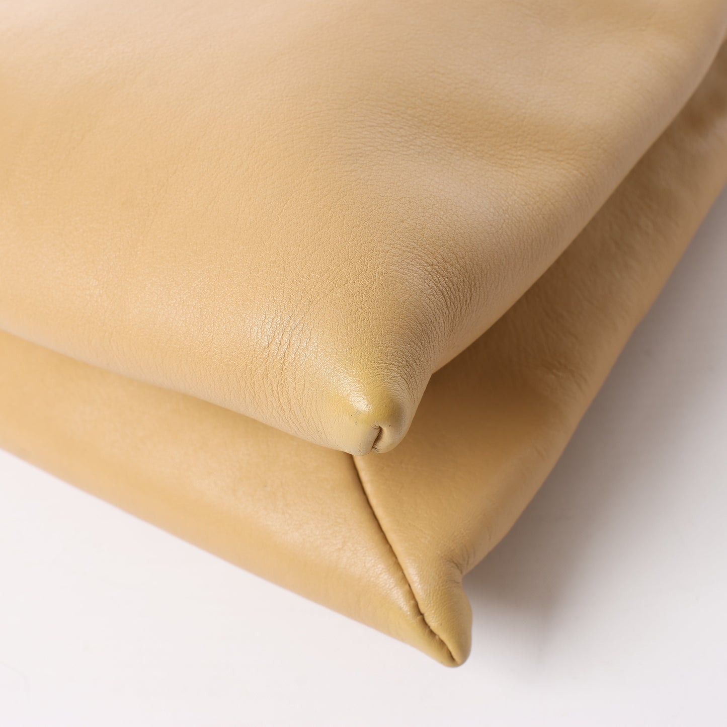 The Row Mini Twin Schultertasche aus beigefarbenem Leder