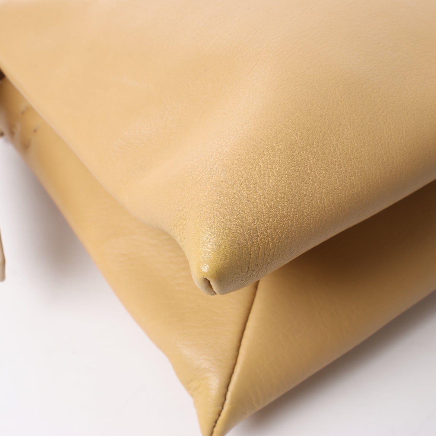 The Row Mini Twin Schultertasche aus beigefarbenem Leder