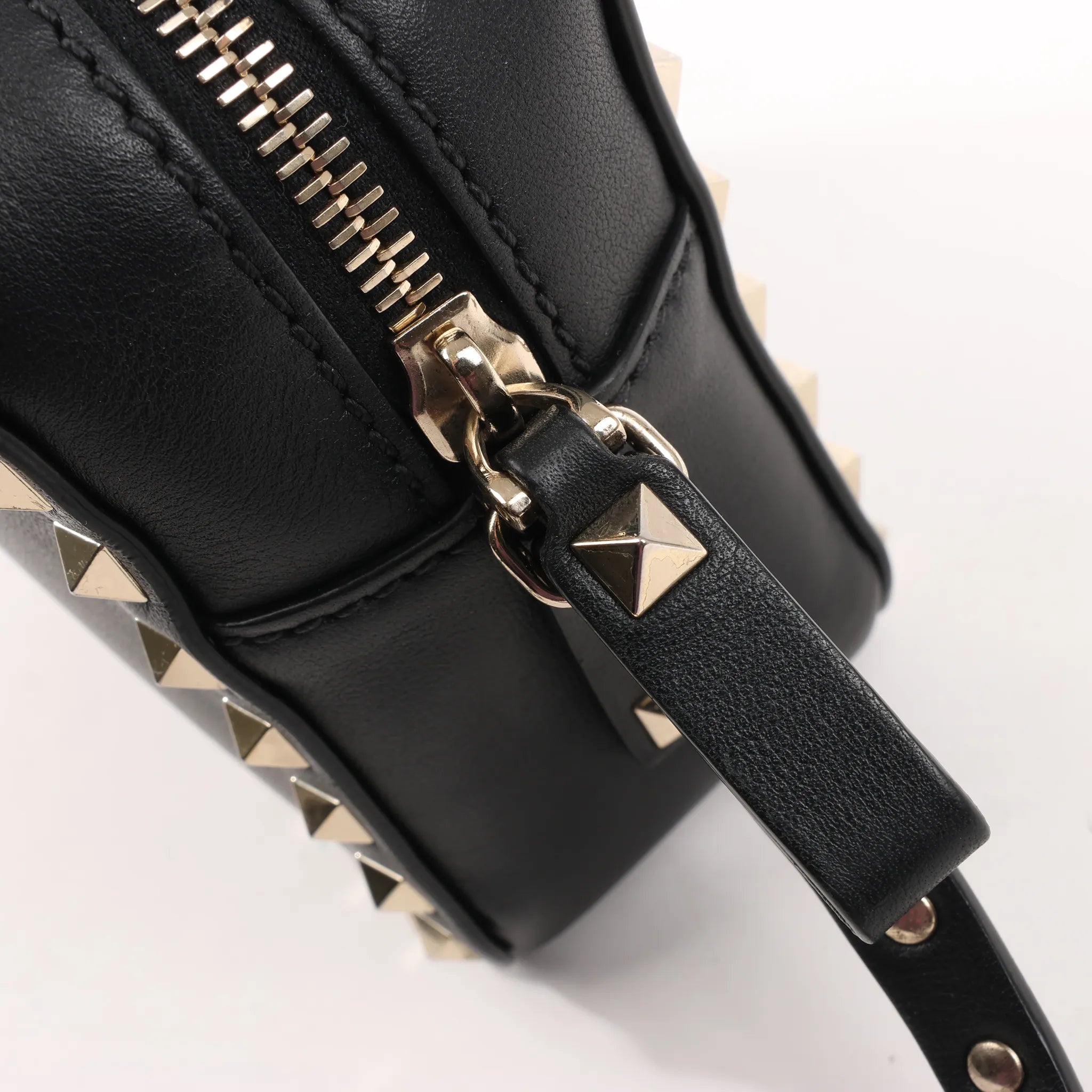Valentino Garavani Rockstud Leather Crossbody Bag in Black