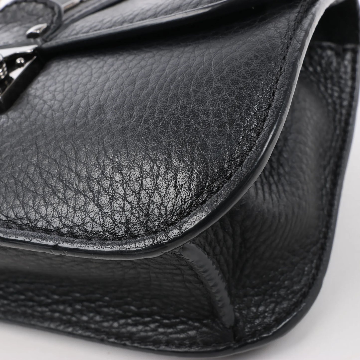 Sac à bandoulière en cuir Rockstud Glam Lock de Valentino en noir