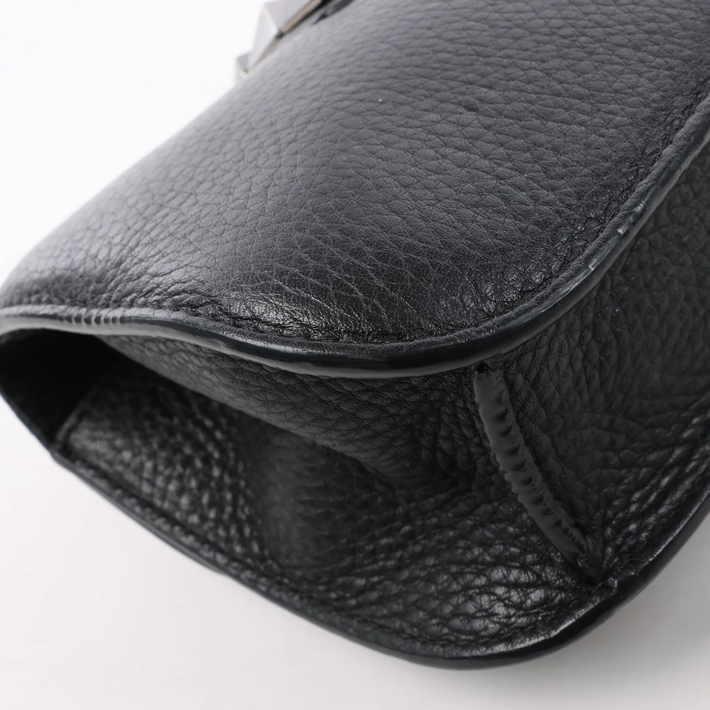 Sac à bandoulière en cuir Rockstud Glam Lock de Valentino en noir