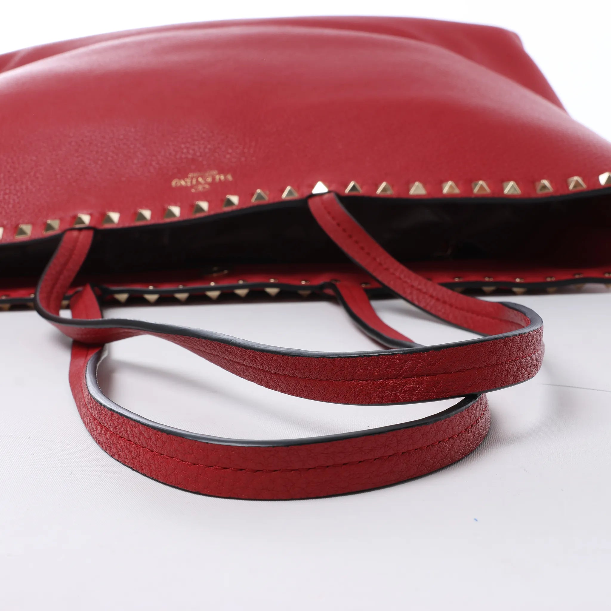 Valentino Garavani Rockstud Leather Shoulder Bag in Red