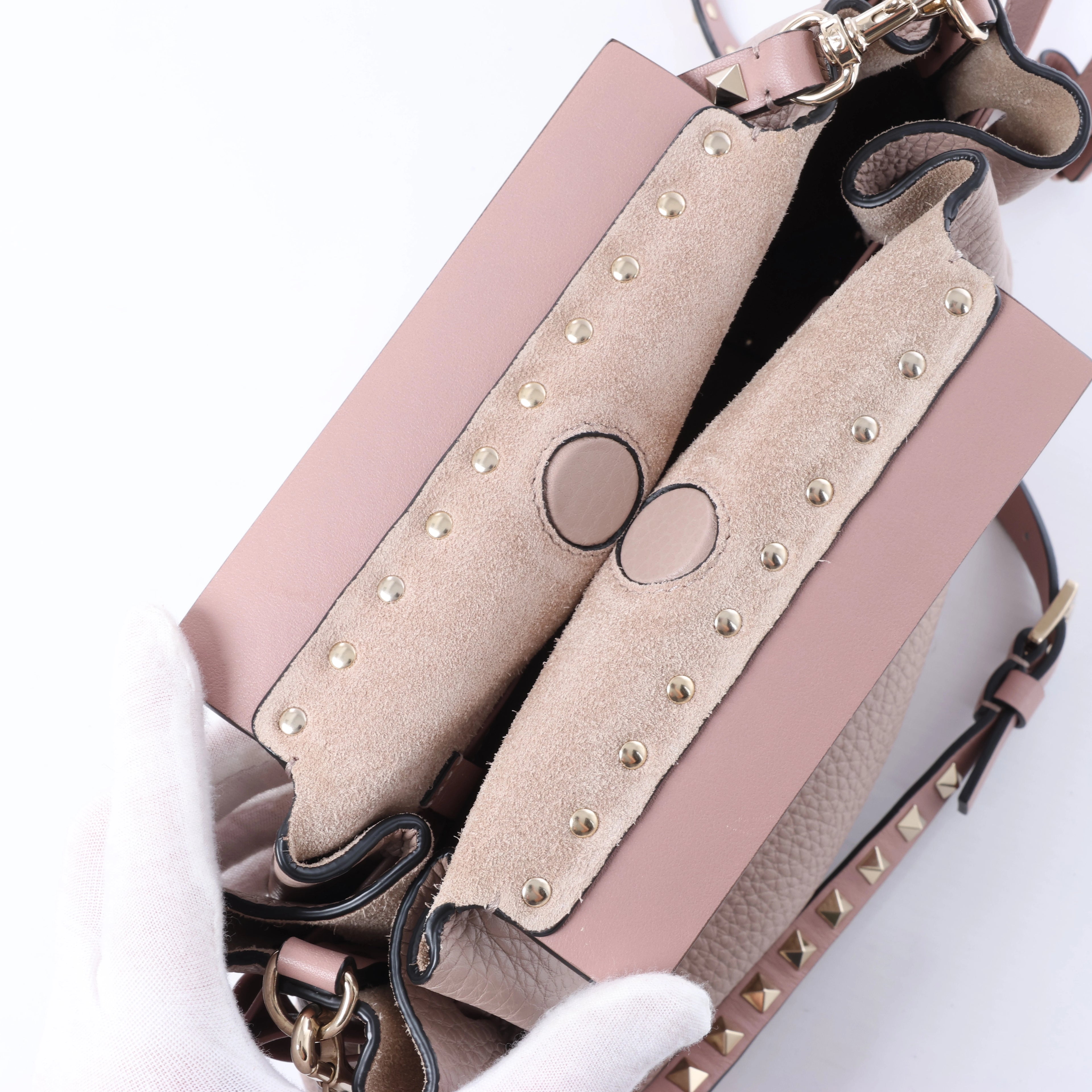 Valentino Garavani Rockstud Leather Crossbody Bag in Pink