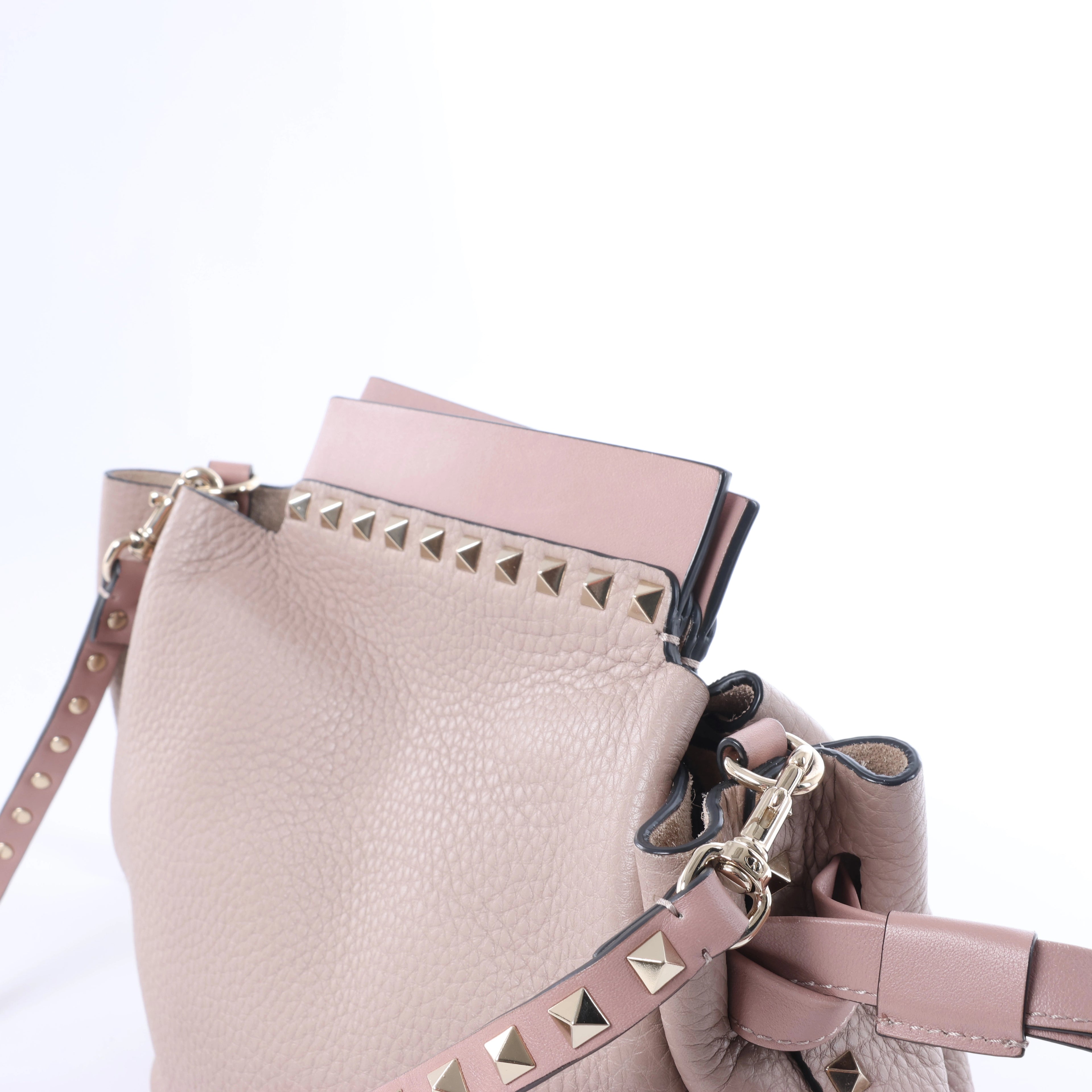 Valentino Garavani Rockstud Leather Crossbody Bag in Pink