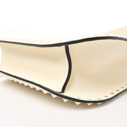 Valentino Garavani „Rockstud“-Schultertasche aus Leder in Ecru