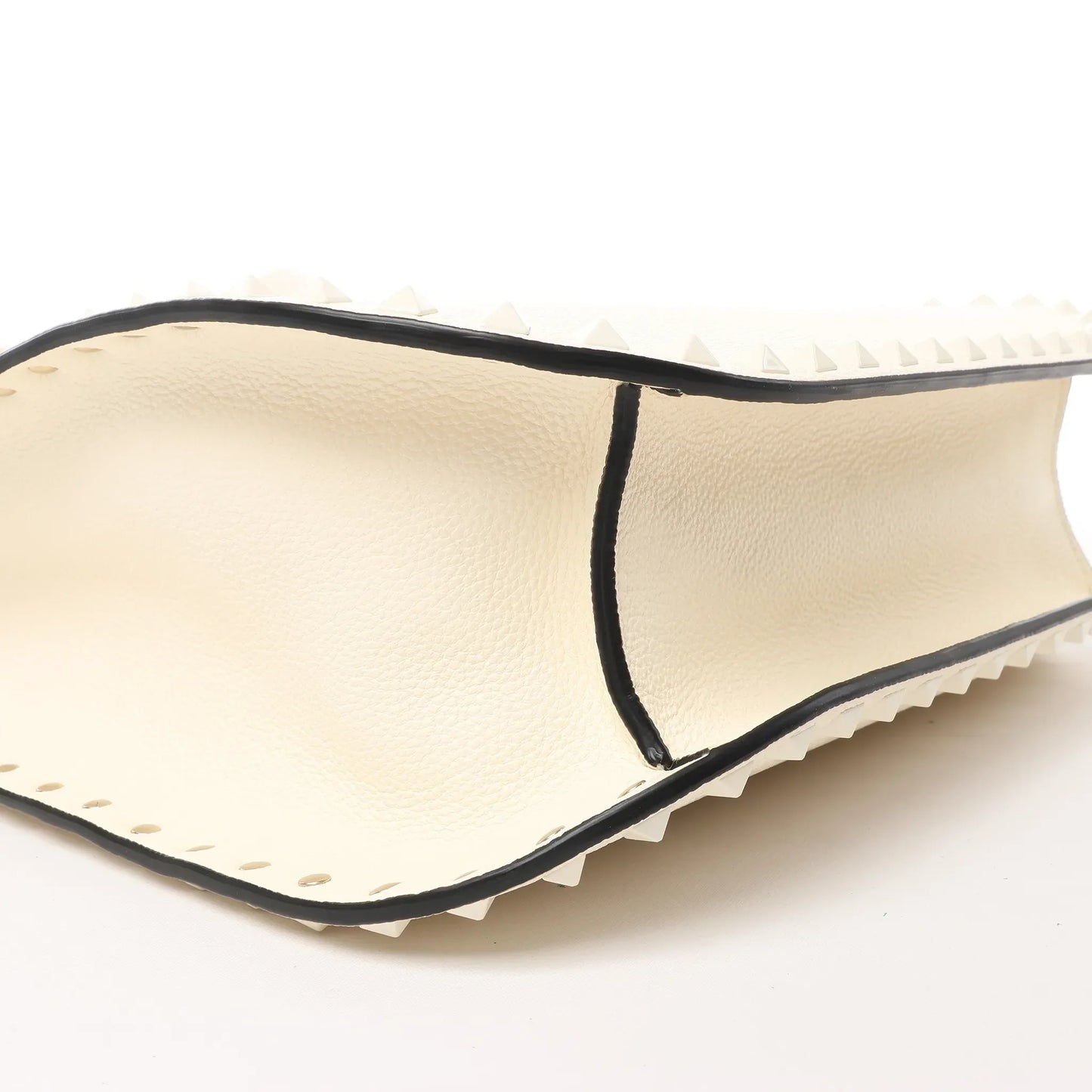 Valentino Garavani „Rockstud“-Schultertasche aus Leder in Ecru