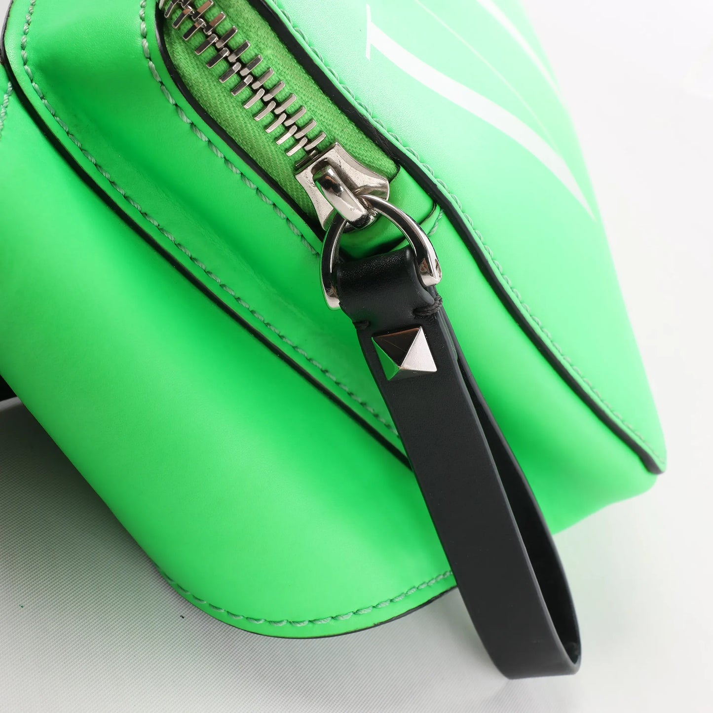 Sac ceinture en cuir Valentino Garavani VLTN en vert