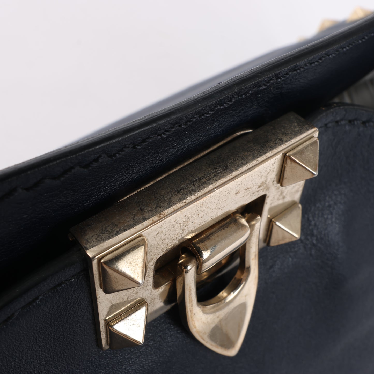Valentino Garavani Sac à main Rockstud en cuir 2Way en bleu marine