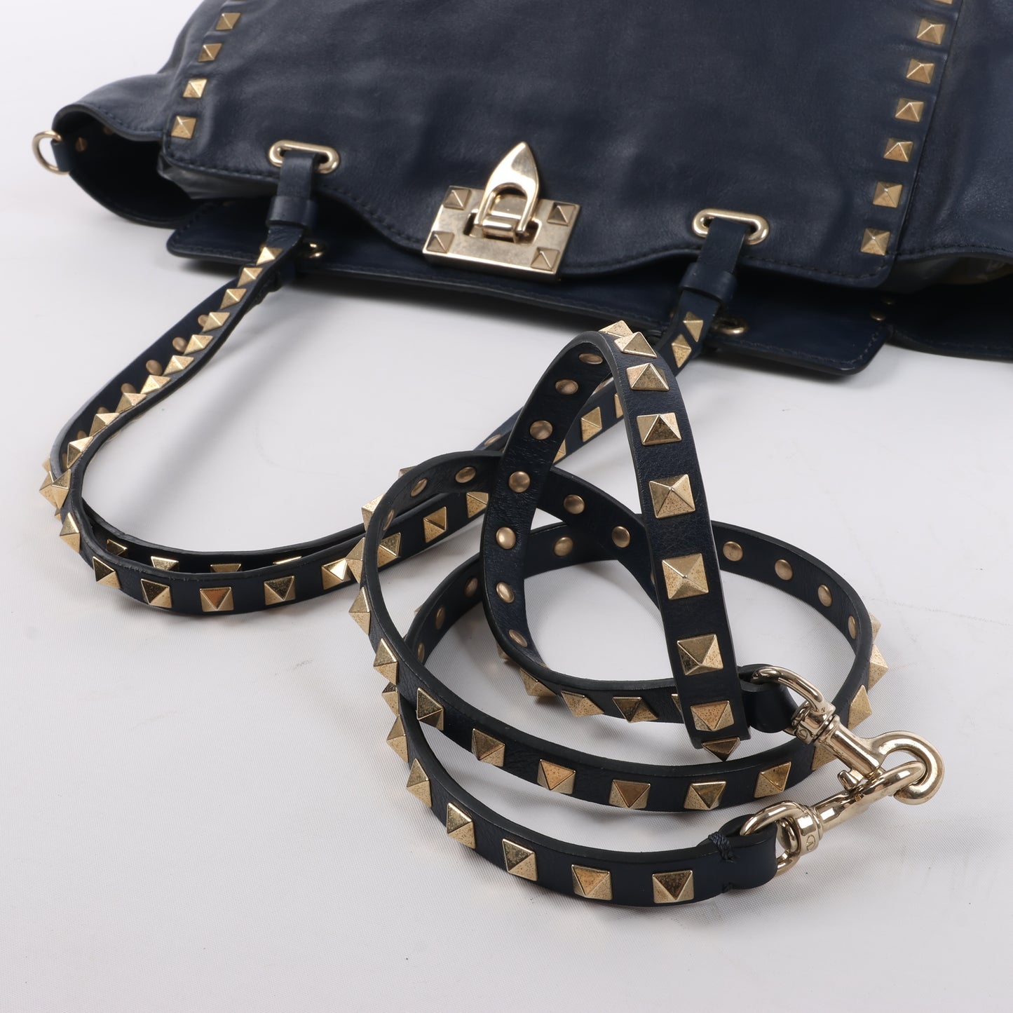 Valentino Garavani Sac à main Rockstud en cuir 2Way en bleu marine