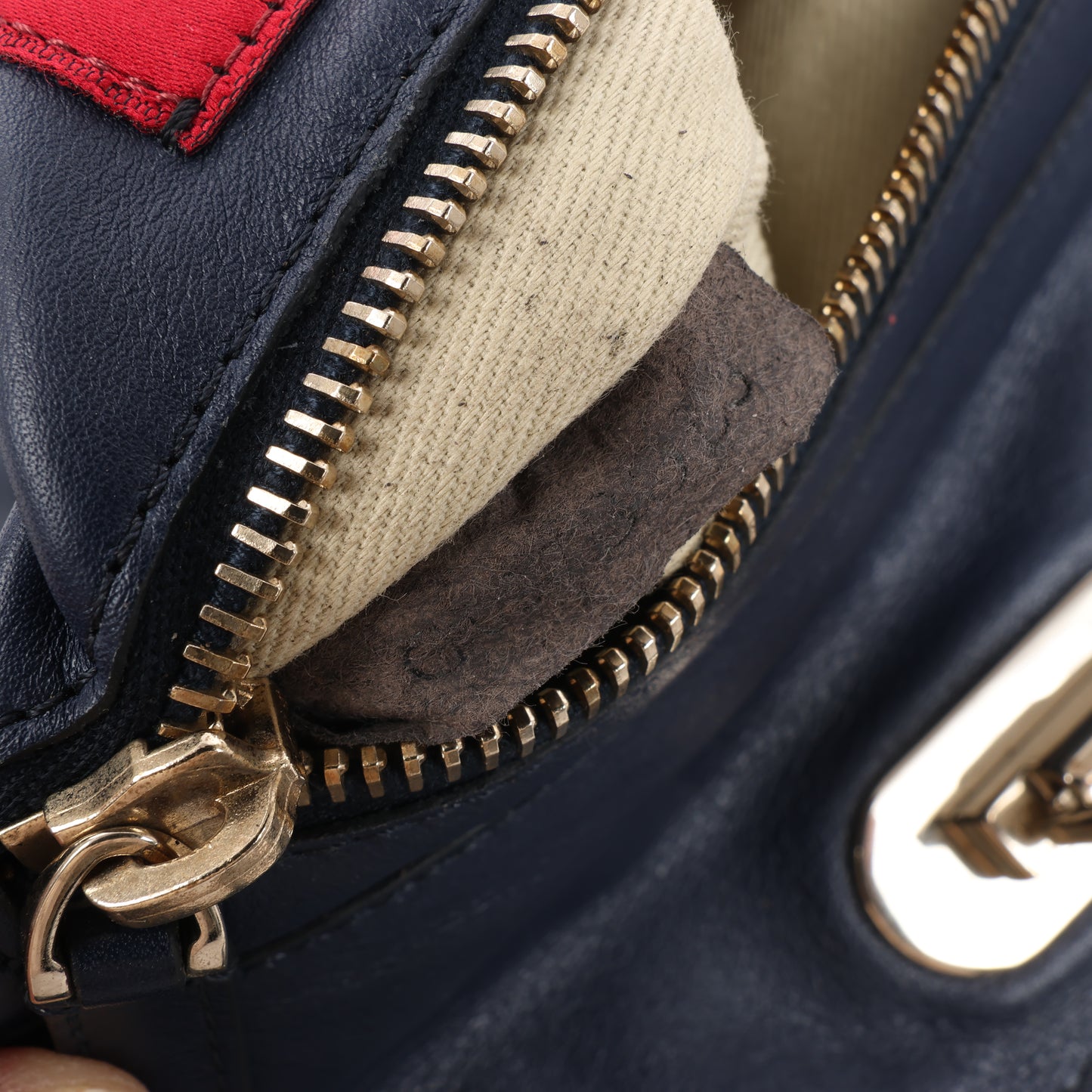 Valentino Garavani Sac à main Rockstud en cuir 2Way en bleu marine